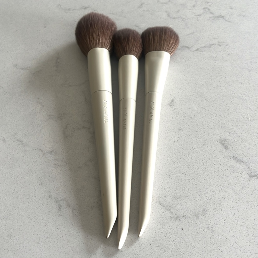 Morphie x ariel  ( lightly used make up brushes)